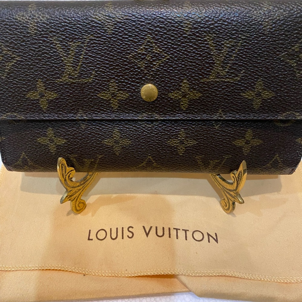 Authentic LV monogram wallet in excellent condition. Dust bag. Excellent